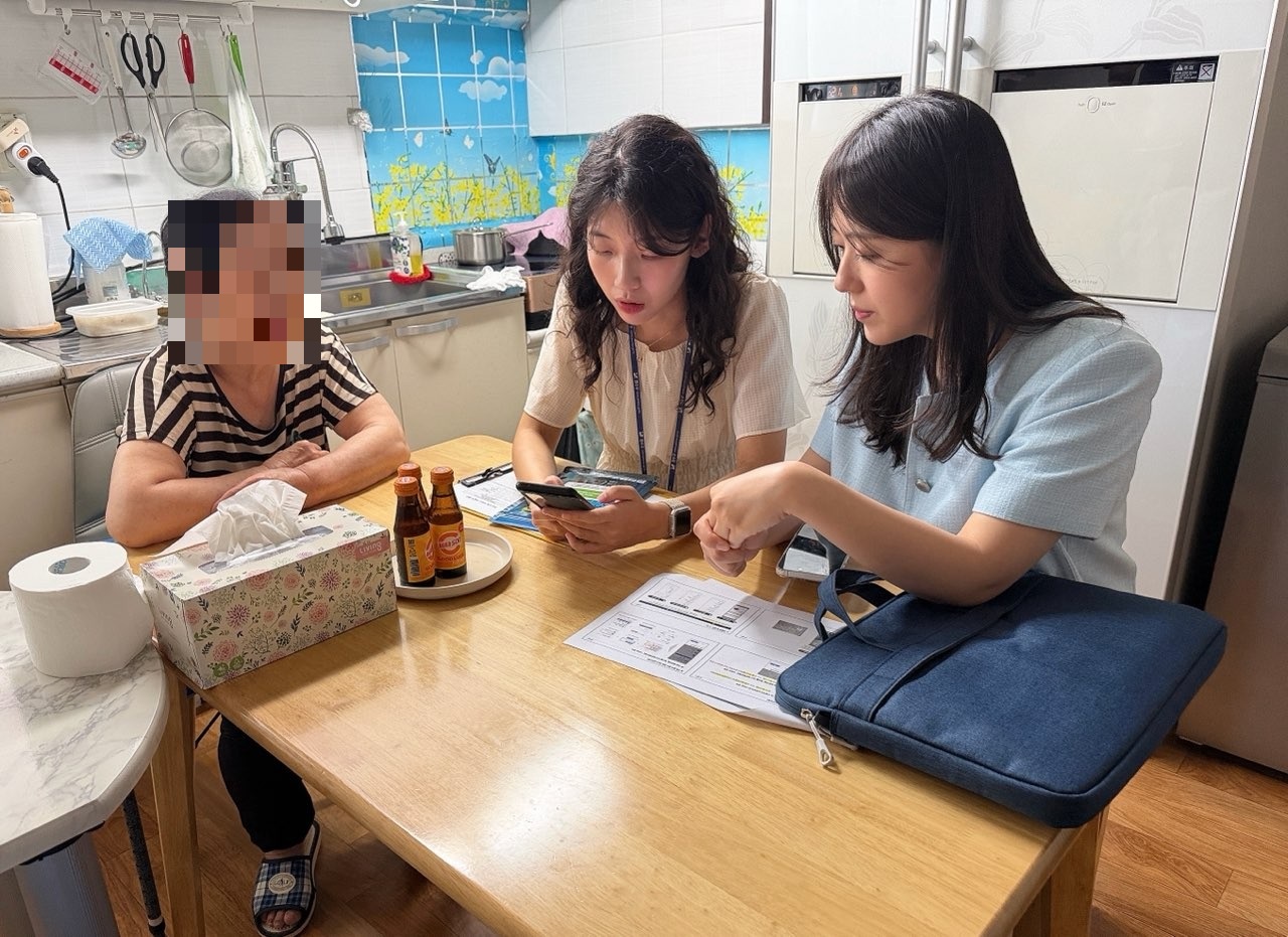 연수구는 이달부터 통합돌봄 사업 연수 온동네 통합케어의 핵심 특화 서비스인 스마트 안부확인 돌봄 서비스를 본격적으로 시행한다